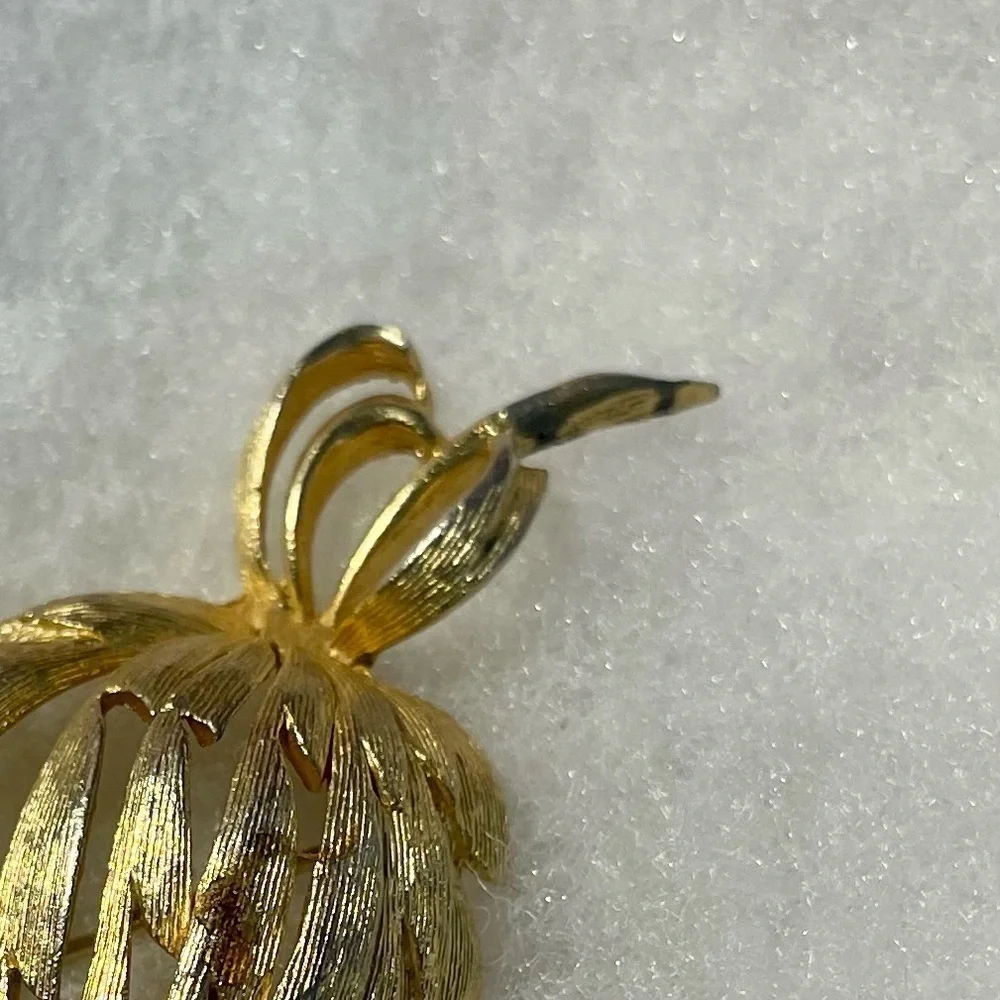 Vintage Gold-tone Leaf brooch
